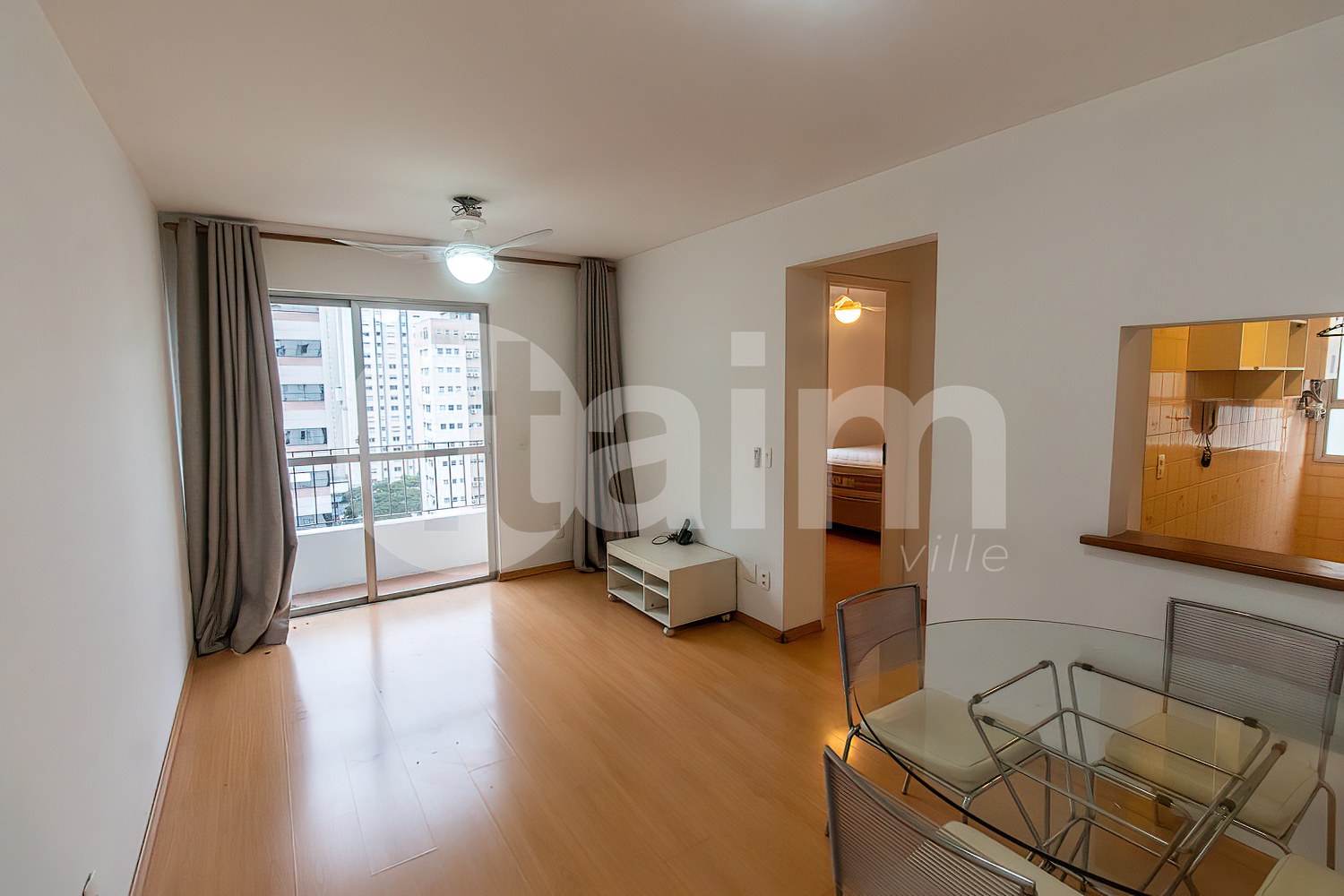 Pronto para Morar! Charmoso Apartamento de 40m² Mobiliado com Varanda e 1 Vaga